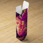 BOITE CADEAU POUR BOUTEILLE DE VIN VIN VIN VIGNOBLE VIN VIGNOBLE FÊTE DE DÉGUSTATION<br><div class="desc">Design élégant,  classique avec un verre de vin blanc..Beaux raisins rouges suspendus,  vignes,  feuilles rouges vertes.Partie de la collection classique,  élégante vintage de la vie morte "Fruits de saison".Ce design élégant est parfait pour les mariages d'automne,  fêtes d'anniversaire,  traiteurs,  service de restauration,  préparation ou restaurant,  restauration,  industrie viticole</div>