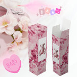Boite Cadeau Pour Bouteille De Vin Vintage Elégant Toile Rose Teddy Bear Célébration<br><div class="desc">Adorez vos cadeaux avec une touche de charme vintage grâce à notre Elegant Pink Wine Box qui présente magnifiquement un motif d'ours en peluche rose toile. Ces Boîtes à Vins sont un mélange d'élégance classique et de fantaisie fantaisiste, avec des motifs de toile complexes dans des teintes roses douces qui...</div>