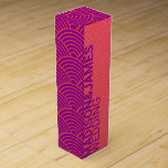 Boite Cadeau Pour Bouteille De Vin Violet rose orange | Japonais Wave Mariage moderne<br><div class="desc">Créez votre propre Seigaiha Wave Japonaise Texte Personnalisé Modern Bold Wine Box, une fusion vibrante de tradition et de design contemporain. Cette élégante boîte à vin mêle harmonieusement l'emblématique motif à vague Seigaiha avec des teintes attrayantes d'orange, de rose et de violet, entièrement personnalisable dans n'importe quelle couleur, créant un...</div>