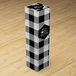 Boite Cadeau Pour Bouteille De Vin Wild Wonderful Christmas Black Buffalo Plaid ID604<br><div class="desc">Cette belle boîte à vin de Noël dispose d'un motif en plastique de buffle en noir et blanc surmonté d'un étiquette noir et d'un texte optionnel de "Wishing you a Warm, Wild, Wonderful Christmas". Un modèle fourni vous permet d'ajouter facilement votre nom ou autre texte. Utilisez année après année avec...</div>