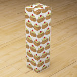 Boite Cadeau Pour Bouteille De Vin Zeppole Pâtisserie Italienne Frite Boulangerie Pas<br><div class="desc">Design présente une illustration originale d'une pâte à pâte frite zeppola (appelée zeppole, également connue sous le nom de blenzi, frittelle ou crispelli), recouverte de crème pâtissière et de sucre en poudre. Un dessert traditionnel du festival de rue St. Joseph's Day, et un restaurant italien classique ou une boulangerie Little...</div>