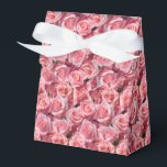 Boite de traitement de partie d'impression Roses r<br><div class="desc">La boîte de faveur Party est présentée avec un joli imprimé fleuri rose roses. Customisez cet objet ou achetez tel quel. Astuce : Ajoutez simplement vos bonnes friandises et ajoutez un ruban festif. Image sous licence</div>