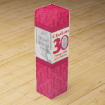 Boite Pour Bouteille De Vin 30ème anniversaire vintage nom & photos boîte pers<br><div class="desc">Bande rose et crème et boîte cadeau d'anniversaire à motifs de fleur de lis pour vin, spiritueux ou boissons. Lit Charlotte 30 Vintage 1989 âge à la perfection, customiser avec votre propre anniversaire filles nom année de naissance vintage et trois photos de votre choix, l'une sur 0 de 30 et...</div>