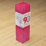 Boite Pour Bouteille De Vin 90ème anniversaire vintage nom et photos boîte per<br><div class="desc">Bande rose et crème et boîte cadeau d'anniversaire à motifs de fleur de lis pour vin, spiritueux ou boissons. Lit Claudia 90 Vintage 1923 âge à la perfection, customiser avec votre propre anniversaire filles nom année de naissance vintage et trois photos de votre choix, l'une sur le 0 de 90...</div>