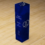 Boite Pour Bouteille De Vin Anniversaire personnalisé Silver on Blue<br><div class="desc">Un arrière - plan de dégradé bleu royal spectaculaire est le décor de cette jolie boîte cadeau de fête mariage argent. Un grand coeur avec un anneau mariage attaché au sommet, et le texte argenté stylisé 25 Argent Anniversaire décorent l'avant et l'arrière, avec trois champs pour votre texte customisé apparaissant...</div>