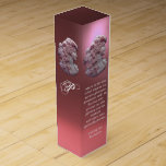 BOITE POUR BOUTEILLE DE VIN ANTIQUE DAME DE CAMEO, RAISINS, MUSIQUE DE VIN CIT<br><div class="desc">Design monogramme élégant avec une citation de Beethoven. "La musique est le vin qui inspire à de nouveaux processus génératifs, et je suis Bacchus qui presse ce vin glorieux pour l'humanité et les rend spirituellement ivres." Ludwig van Beethoven. Bijou de cammeo ancien élégant avec un profil de femme magnifique avec...</div>