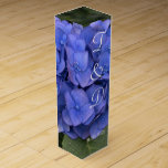 Boite Pour Bouteille De Vin Blue Hydrangea Monogrammed Wedding Faveurs<br><div class="desc">Un joli gros plan de fleur Blue Hydrangea avec des feuilles verts sera belle sur votre boîte à vin de réception de mariage pour tenir vos faveurs vin ou champagne (ou pour un autre événement). Personnalisez avec les initiales et la date du Mariage de la mariée et de la mariée...</div>