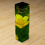 Boite Pour Bouteille De Vin Boîte à vin Buttcup Boîte à vin Fleur sauvage pers<br><div class="desc">Boîte à vin Buttercup Fleur sauvage personnalisé Boîte à cadeaux Boîte à bijoux Keepsakes boîte à fleurs sauvages Votre nom ici Fleurs jaunes estivales Boîte à vin cadeau Mementos à fleurs personnalisables pour hommes, femmes Boîte à vin à fleurs Buttercup Cliquez sur "Personnaliser" pour ajouter plus de texte Choisir des...</div>