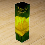 Boite Pour Bouteille De Vin Boîte à vin Buttcup Boîte à vin Fleur sauvage pers<br><div class="desc">Boîte à vin Buttercup Fleur sauvage personnalisé Boîte à cadeaux Boîte à bijoux Keepsakes boîte à fleurs sauvages Votre nom ici Fleurs jaunes estivales Boîte à vin cadeau Mementos à fleurs personnalisables pour hommes, femmes Boîte à vin à fleurs Buttercup Cliquez sur "Personnaliser" pour ajouter plus de texte Choisir des...</div>