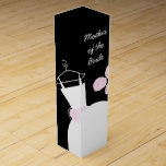 Boite Pour Bouteille De Vin Boîte à vin noire de la mariée Mariage Gown Pink<br><div class="desc">Joli sac cadeau à thème de mariée dans les tons roses avec une robe mariage stylisée et des fleurs sur un arrière - plan noir. Un design personnalisable pour vous permettre de personnaliser avec vos propres textes,  photos et idées.</div>