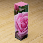 Boite Pour Bouteille De Vin Boîte à vin rose Personnalisée Boîte à Rose romant<br><div class="desc">Boite à vin rose personnalisée Boîtes à vin rose Rose Boîtes à cadeaux Boîtes à bijoux Keepsakes Classic Rose Boîtes à vin Votre nom Ici Boîtes à vin Valentine's Personnalisable Rose Mementos pour hommes, femmes, garçons, filles Cliquez sur "Personnaliser" pour ajouter plus de texte Choisir des polices et des couleurs...</div>