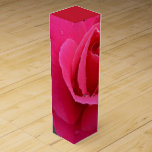 Boite Pour Bouteille De Vin Boîte à vin rose rouge Boîte à Rose romantique per<br><div class="desc">Boîte à vin rose rouge Personnalisée Boîtes à Rose Fuchsia Boutineer Rose Boîtes à cadeaux Boîtes à bijoux Keepsakes Classic Boîtes à roses rouges Votre nom Ici Boîtes à vin Saint Valentin Boutique à Rose personnalisable Mementos pour hommes, femmes, garçons, filles Cliquez sur "Customiser" pour ajouter plus de texte Choisir...</div>