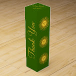 Boite Pour Bouteille De Vin Boîte cadeau Sun of May Motif Vin<br><div class="desc">Express tes remerciements avec ce joli "Soleil de Mai" rayonnant motif soleil sur une boîte à vin. Le texte sur le côté ainsi que le texte sur le dessus de la boîte sont entièrement personnalisables et peuvent être changés selon vos besoins. Un petit historique sur le thème du soleil :...</div>