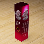 BOITE POUR BOUTEILLE DE VIN CAMEO ANTIQUE, DAME ET RAISONS, CITATION DE VIN RO<br><div class="desc">Design monogramme élégant avec une citation de Beethoven. "La musique est le vin qui inspire à de nouveaux processus génératifs, et je suis Bacchus qui presse ce vin glorieux pour l'humanité et les rend spirituellement ivres." Ludwig van Beethoven. Bijou de cammeo ancien élégant avec un profil de femme magnifique avec...</div>