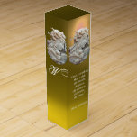 Boite Pour Bouteille De Vin CAMEO ANTIQUE, LUNE DAME DE NUIT AVEC OWL, Jaune<br><div class="desc">Design élégant monogramme avec citation de vin "J'aime tout ce qui est vieux; vieux amis, vieux temps, vieilles manières, vieux livres, vieux vins." .Romantique bijou de cammeo antique avec un beau profil de femme avec de longs cheveux ornés de baies dans la lumière de la lune avec hibou.sur pierre rouge...</div>