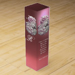 Boite Pour Bouteille De Vin CAMEO ANTIQUE, LUNE DAME DE NUIT AVEC OWL, Rose<br><div class="desc">Design monogramme classique élégant; joyau cammeo romantique victorien romantique avec un beau profil de femme avec des cheveux longs ornés de baies dans la lumière de la lune avec hibou sur pierre rouge rubis avec citation de vin : "J'aime tout ce qui est vieux; vieux amis, vieilles manières, vieux livres,...</div>
