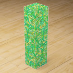 Boite Pour Bouteille De Vin Celtic noeud irlandais Motif tresse vert jaune<br><div class="desc">Cette jolie boîte à vin design en noue celtique est faite dans des tons clairs, vert clair et jaune et s'inspire de vieux motifs vintages en vitraux du XIXe siècle. Les vignes de tresse irlandaise imbriquée forment des cercles et des formes diamant. Ce motif ancien et transparent est parfait pour...</div>