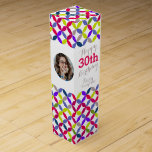 Boite Pour Bouteille De Vin Cercle motif photo nom de la boîte à vin 30e anniv<br><div class="desc">Boite à vin moderne et colorée de style circulaire lumineuse. Personnalisez avec votre nom de récipiendaire,  deux photos et l'année d'anniversaire. Il lit actuellement heureux 30e anniversaire Sammy année Vintage. Conçu par Sarah Trett.</div>