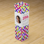 Boite Pour Bouteille De Vin Circle motif photo nom 25e anniversaire boîte à vi<br><div class="desc">Boite à vin moderne et colorée de style circulaire lumineuse. Personnalisez avec votre nom de récipiendaire,  deux photos et l'année d'anniversaire. Lit actuellement heureux 25e anniversaire Annoushka année Vintage. Conçu par Sarah Trett.</div>