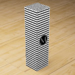 Boite Pour Bouteille De Vin Élégant Monogramme Motif à bandes minces<br><div class="desc">Design élégant et moderne. Motif. Noir et blanc. monogramme personnalisé. Conception par José Ricardo</div>
