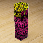 BOITE POUR BOUTEILLE DE VIN FUCHSIA ROSE RIBBON, OR NOIR NOUVEAU DAMASK<br><div class="desc">Elégante boîte cadeau jaune or avec topaz 3D vibrants, pierres gemmes améthystes violettes, classe, unique damas Art Nouveau, facilement personnalisable avec votre texte pour vin mariage, cadeau nuptial, 16 sucré, baby showers, douches nuptiales, fêtes d'anniversaire de quinceanera, Bat mitzvah, douches fiançailles romantiques, Noël, vacances, bureau, réunion de famille, fête de...</div>
