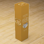 Boite Pour Bouteille De Vin Golden mariage anniversaire coeur photo boîte à vi<br><div class="desc">Vin cadeau Anniversaire d'or ou boîte à spiritueux. Beau effet de coeur d'or liquide sur la couleur or avec emballage de boîte à vin Mariage doré modèle photo Anniversaire. Customisez avec le nom de vos destinataires ou les coordonnées de votre famille et la photo. L'année du 50e anniversaire est traditionnellement...</div>