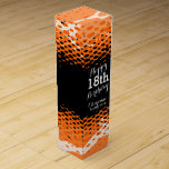 Boite Pour Bouteille De Vin Joyeux 18e anniversaire orange girlie boîte à vin<br><div class="desc">Boite cadeau d'anniversaire orange vif,  blanc et noir girlie pour le vin ou d'autres boissons. Lit Joyeux 18e anniversaire Shenika Vintage 2002,  customisez avec votre propre nom et âge filles anniversaire. Motif graphique et design par Sarah Trett.</div>