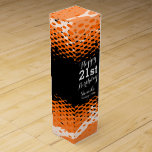 Boite Pour Bouteille De Vin Joyeux 21e Anniversaire vin orange girlie boîte<br><div class="desc">Boite cadeau d'anniversaire orange vif,  blanc et noir girlie pour le vin ou d'autres boissons. Lit Happy 21st Birthday Shenika Vintage 1998,  customisez avec votre propre nom de fille d'anniversaire et l'âge. Motif graphique et design par Sarah Trett.</div>