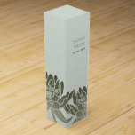 BOITE POUR BOUTEILLE DE VIN MONOGRAPHIE FLORALE DE LOTUS D'ARGENT BLEU PALE GL<br><div class="desc">Si vous avez besoin d'une personnalisation ou d'autres éléments correspondants,  n'hésitez pas à me contacter à l'adresse yellowfebstudio@gmail.com</div>