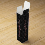 Boite Pour Bouteille De Vin Monoton noir monogramme Motif de Damas florales<br><div class="desc">Motif monochromatique noir monochromatique vintage monogramé damas florales. Texte personnalisable en rose suggéré.</div>