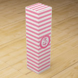 Boite Pour Bouteille De Vin Nouvelle maison - Ancre rose marine rayée<br><div class="desc">NewparkLane - Design moderne Wine Box, avec un motif rayé rose chaud et une ancre d'aquarelle rose dans un cadre circulaire, et enveloppé autour de la citation : Félicitations! Facile à personnaliser en ajoutant votre propre texte ou nom. Ce design marin frais, amusant et fait le cadeau parfait pour toute...</div>