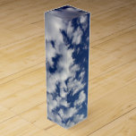 Boite Pour Bouteille De Vin Nuages Puffy Sur Ciel Bleu<br><div class="desc">Un banc de nuages blancs bouffants se brise en petits morceaux qui traversent le cadre de la photo verticale. La couverture nuageuse est plus dense à gauche et plus clairsemée à droite, révélant un ciel bleu profond qui est foncé près du sommet de la photo et plus léger près du...</div>