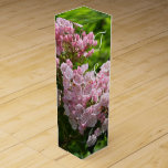 Boite Pour Bouteille De Vin Pink Mountain Laurel Monogrammed Wedding Faveurs<br><div class="desc">Joli gros plan de fleurs roses en forme d'étoile de Mountain Laurel avec des morceaux de feuilles roses et verts foncés avec une végétation floue dans l'arrière - plan. Une touche élégante à votre mariage privilégie les bouteilles de vin ou de champagne pour votre réception de mariage (ou autre événement...</div>