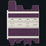Boite Pour Bouteille De Vin Purple Fleur de Lis Scroll a personnalisé la boîte<br><div class="desc">Rendez votre cadeau du vin extra spécial avec cette boîte-cadeau personnalisée de vin comportant vos messages spéciaux sous un rouleau élégant de Fleur de lis sur un ensemble blanc de bande sur un arrière - plan pourpre de motif de fleur de lis d'aubergine.</div>