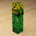BOITE POUR BOUTEILLE DE VIN RIBON VERT EMÉRALD, ART NOIR NOUVEAU DAMASK<br><div class="desc">Élégante boîte cadeau jaune or avec pierre émeraude 3D vibrante, classe, unique damas Art Nouveau, facilement personnalisable avec votre texte pour vin mariage, cadeau nuptial, doux 16, baby showers, douches nuptiales, fêtes d'anniversaire de quinceanera, Bat mitzvah, douches fiançailles romantiques, Noël, vacances, bureau, réunions de famille, fêtes de jour de l'année,...</div>