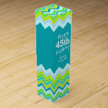 Boite Pour Bouteille De Vin Turquoise aqua chevron zigzag boîte à vin 45e anni<br><div class="desc">Boite à vin bleu turquoise vert vert au chevron moderne et lumineux. Personnalisez avec le nom et l'année de naissance de vos bénéficiaires. Il lit actuellement heureux 45e anniversaire Taylor année Vintage. Conçu par Sarah Trett.</div>