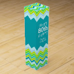 Boite Pour Bouteille De Vin Turquoise aqua chevron zigzag boîte à vin 80e anni<br><div class="desc">Boite à vin bleu turquoise vert vert au chevron moderne et lumineux. Personnalisez avec le nom et l'année de naissance de vos bénéficiaires. Il lit actuellement heureux 80e anniversaire Taylor année Vintage. Conçu par Sarah Trett.</div>