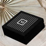 Boîtes à bijoux monogrammes pour hommes en noir<br><div class="desc">Les boîtes à bijoux pour hommes de belle apparence peuvent être difficiles à trouver, mais voici un certain de faire plaisir à l'homme le plus discriminant. Cette boîte à bijoux pour hommes présente un motif rayé noir et blanc avec un monogramme au centre. Une boîte à bijoux pour hommes très...</div>