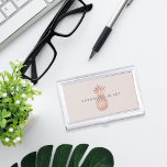 Boîtier Pour Cartes De Visite Ananas Rose en or Faux | Personnalisé<br><div class="desc">Le porte-carte de visite élégant présente votre nom et/ou votre nom d'entreprise en lettres grises modernes,  superposé sur une illustration en feuille d'or rose sur un arrière - plan pâle cameo blush. Achetez les articles correspondants de notre collection de bureau Ananas pour compléter votre look!</div>