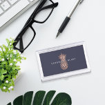 Boîtier Pour Cartes De Visite Ananas Rose en or Faux | Personnalisé<br><div class="desc">Élégant porte-carte de visite présente votre nom et/ou nom d'entreprise en lettres blanches modernes,  superposées sur une fausse illustration rose en feuille d'or sur un arrière - plan bleu nuit. Achetez les articles correspondants de notre collection de bureau Ananas pour compléter votre look!</div>