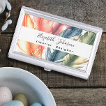 Boîtier Pour Cartes De Visite Aquarelle colorée Plumes Noir Nom du script<br><div class="desc">Faites une impression durable avec cette aquarelle colorée plumes Black Script Nom de la carte de visite Case! Le design dynamique présente une motif en aquarelle design dans les tons vert, bleu, rose, orange et violet sur un arrière - plan blanc propre. Personnalisez la bande blanche avec votre nom et...</div>