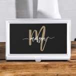 Boîtier Pour Cartes De Visite Black Gold Modern Script Girl Monogramme Nom<br><div class="desc">Élevez votre style professionnel avec le boîtier de carte de visite Black and Gold Modern Script Girly Monogram Name. Doté d'un extérieur noir élégant et d'un monogramme d'or audacieux dans une police de script moderne, ce coque ajoute une touche de luxe à l'essentiel de votre entreprise. Conçu à partir d'un...</div>