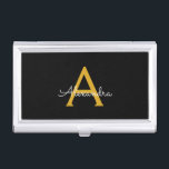 Boîtier Pour Cartes De Visite Black Gold Modern Script Girl Monogramme Nom<br><div class="desc">Noir et or Simple Script Monogramme Nom Titulaire de carte de visite. Cela rend le cadeau parfait pour 16 ans,  mariage,  douche nuptiale,  anniversaire,  baby shower ou bachelorette pour quelqu'un qui aime le luxe glam et les styles chic.</div>