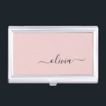 Boîtier Pour Cartes De Visite Blush Dusty rose moderne Script Girl Monogramme No<br><div class="desc">Blush Dusty Rose Simple Script Monogramme Nom Titulaire de carte de visite. Cela rend le cadeau parfait pour 16 ans,  mariage,  douche nuptiale,  anniversaire,  baby shower ou bachelorette pour quelqu'un qui aime le luxe glam et les styles chic.</div>