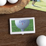 Boîtier Pour Cartes De Visite Boule de golf Monogram Golfer's Business Card Case<br><div class="desc">Ajoutez simplement vos initiales et votre numéro de balle de golf à la balle de golf solitaire perchée sur un terrain de golf sur ce coque carte de visite métallique. Idéal pour les golfeurs,  les entraîneurs de golf et les papas qui aiment le golf</div>