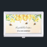 Boîtier Pour Cartes De Visite Bumble abeilles miel fleuron jaune nom<br><div class="desc">Des abeilles mignonnes aux bosses,  des fleurs jaunes et du miel coulant du nid d'abeille. Personnalisez et ajoutez votre nom et votre titre.</div>