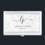 Boîtier Pour Cartes De Visite Calligraphie écrite à la main simple et élégante<br><div class="desc">Bel et moderne design. Ajoutez simplement vos initiales entre les symboles et customisez le texte.</div>
