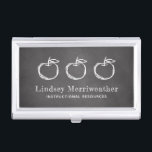 Boîtier Pour Cartes De Visite Chalkboard Apples Enseignement ou éducation<br><div class="desc">Ce coque carte de visite pour enseignants ou autres professionnels de l'éducation présente un dessin blanc de trois pommes sur un arrière - plan noir en tableau noir. Customisez avec votre nom en blanc croisé et le titre ou le lieu d'affaires en blanc sans serif. Consultez notre magasin Ovenbird Designs...</div>