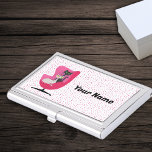 Boîtier Pour Cartes De Visite chats atomiques élégants Vintage Pink Chaise Pois<br><div class="desc">Ce coque porte-carte de visite métallique a deux chats atomiques élégants,  un noir et un blanc assis dans une chaise vintage rose sur un arrière - plan blanc aux pois roses. Customisez votre texte ou votre nom avec le modèle.</div>