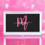 Boîtier Pour Cartes De Visite Chaud rose noir moderne Script Girl Monogramme Nom<br><div class="desc">Faites une déclaration professionnelle avec notre Hot Pink Modern Script Girly Monogramme Nom Business Card Case! Cette coque élégante et élégante présente un design rose chaud audacieux, personnalisé avec votre nom dans un élégant script moderne pour une touche chic et personnalisée. Parfait pour transporter et protéger vos cartes de visite,...</div>